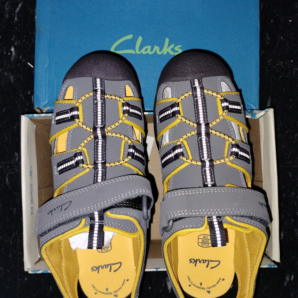 BRAND NEW PAIR OF CLARKS GIRLS SANDALS